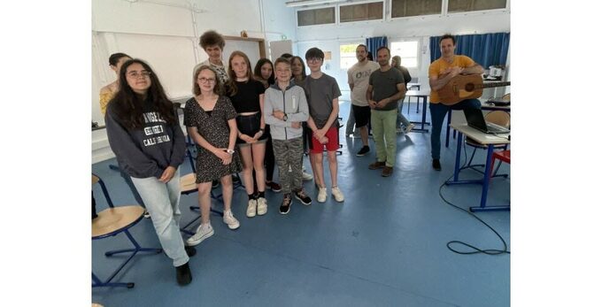 les-eleves-des-deux-colleges-travaillent-sur-le-texte-et-la-musique-d-une-chanson-contre-le-harcelement-photo-le-dl-l-f-1718379563.jpg